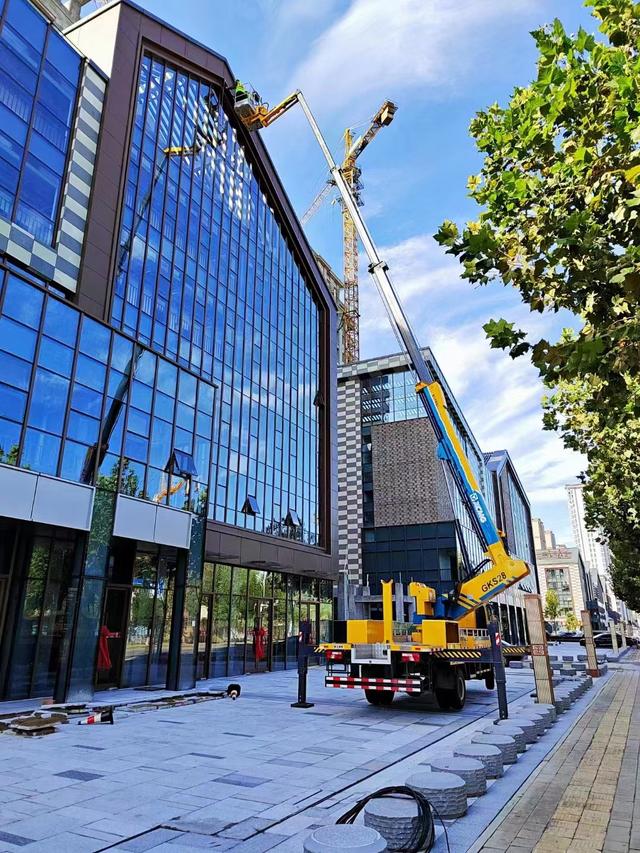 曲臂式升降機 廣告安裝、路燈維修與外墻涂料的完美搭檔