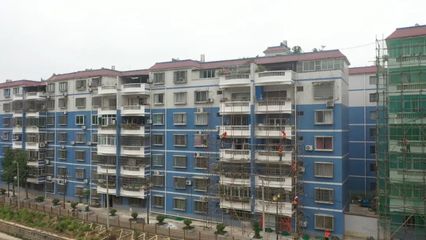 奮進新征程 建功新時代 望謨縣老舊小區改造工程穩步推進，外墻粉刷煥新顏
